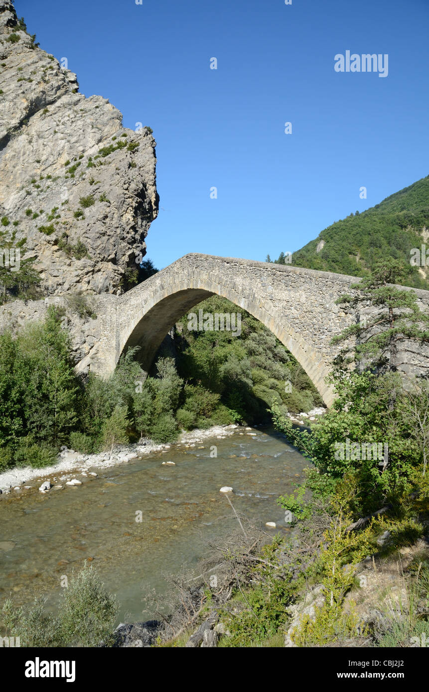 Pont de la reine Jeanne (1728-30), Steinbrücke über den Fluss Coulomp, Saint-Benoit, Alpes-de-Haute-Provence, Frankreich Stockfoto