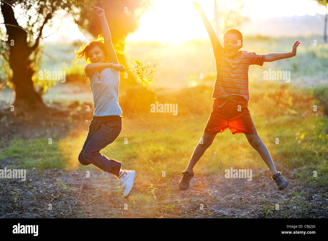 Kinder spielen gegen die Sonne Stockfoto