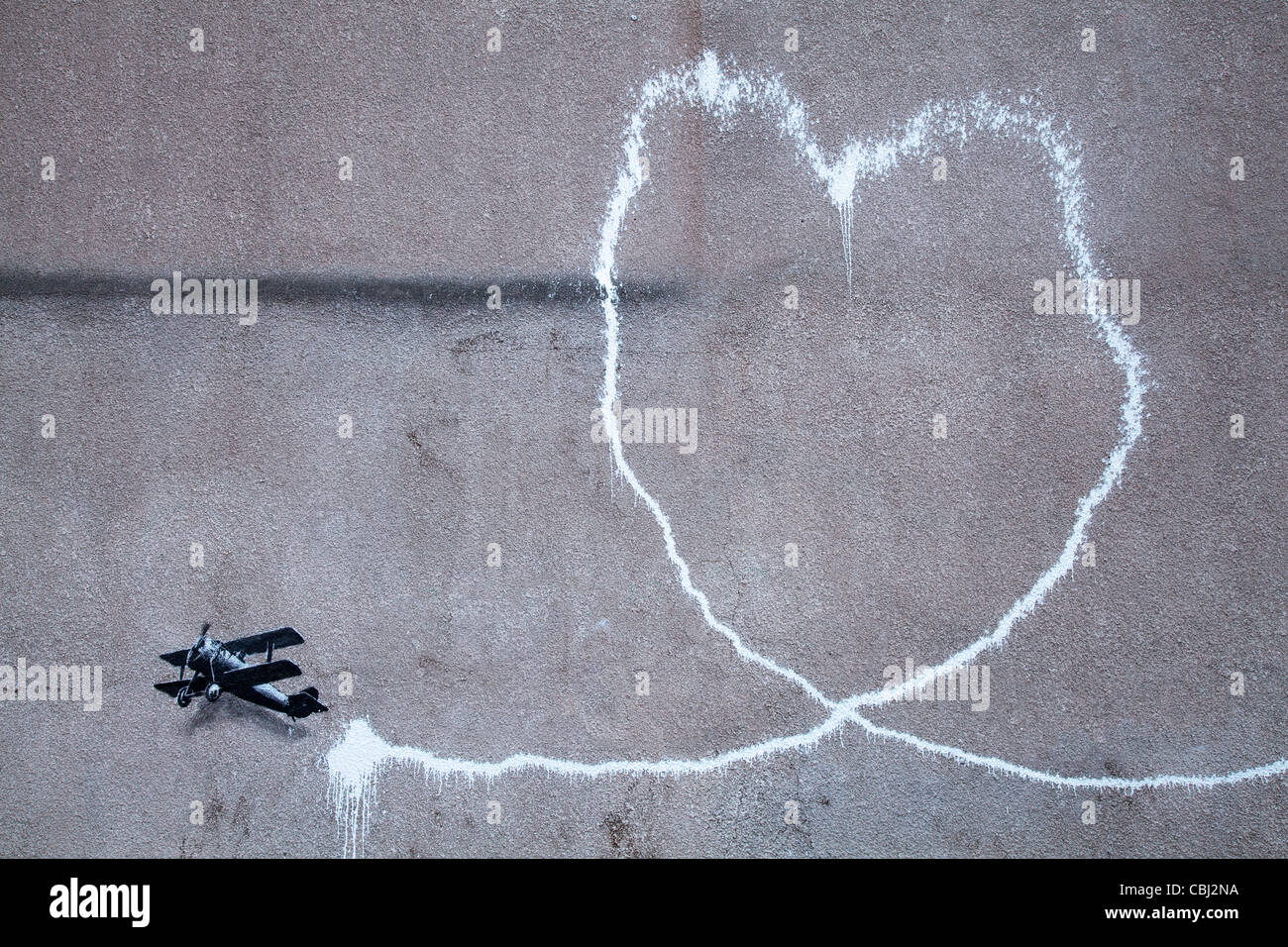 'Liebe Flugzeug' neue Banksy Kunstwerk, trat das Gemälde vermutlich von der Streetart-Künstler Banksy in Stadtzentrum von Liverpool. Es zeigt einen Doppeldecker, eine Spur von Rauch, ist an der Wand in Rumford Street, Liverpool. Über Nacht 10. Dezember 2011 erschienen. Stockfoto