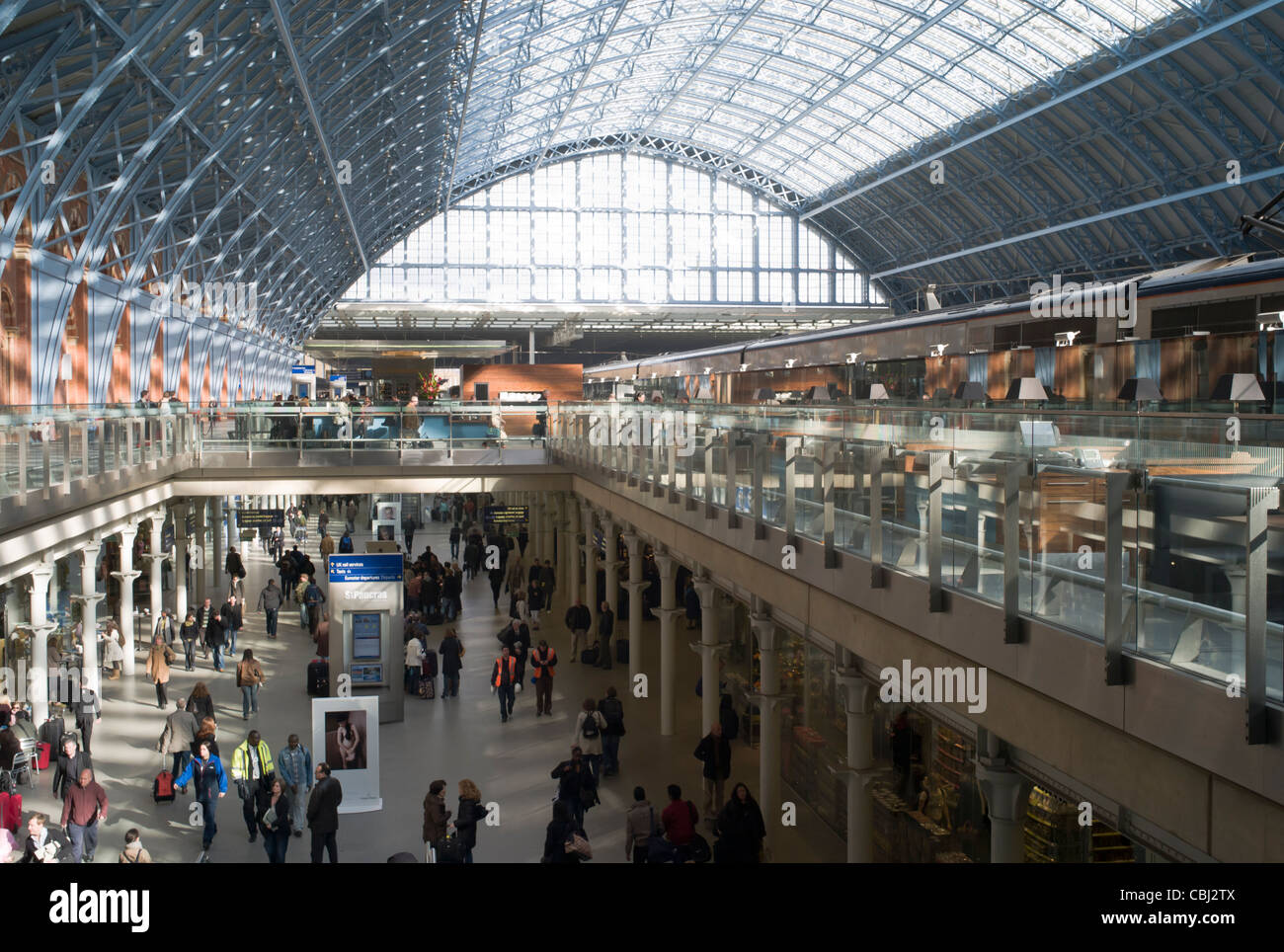 Der Innenraum von St. Pancras Station, mit Eurostar auf der oberen ...