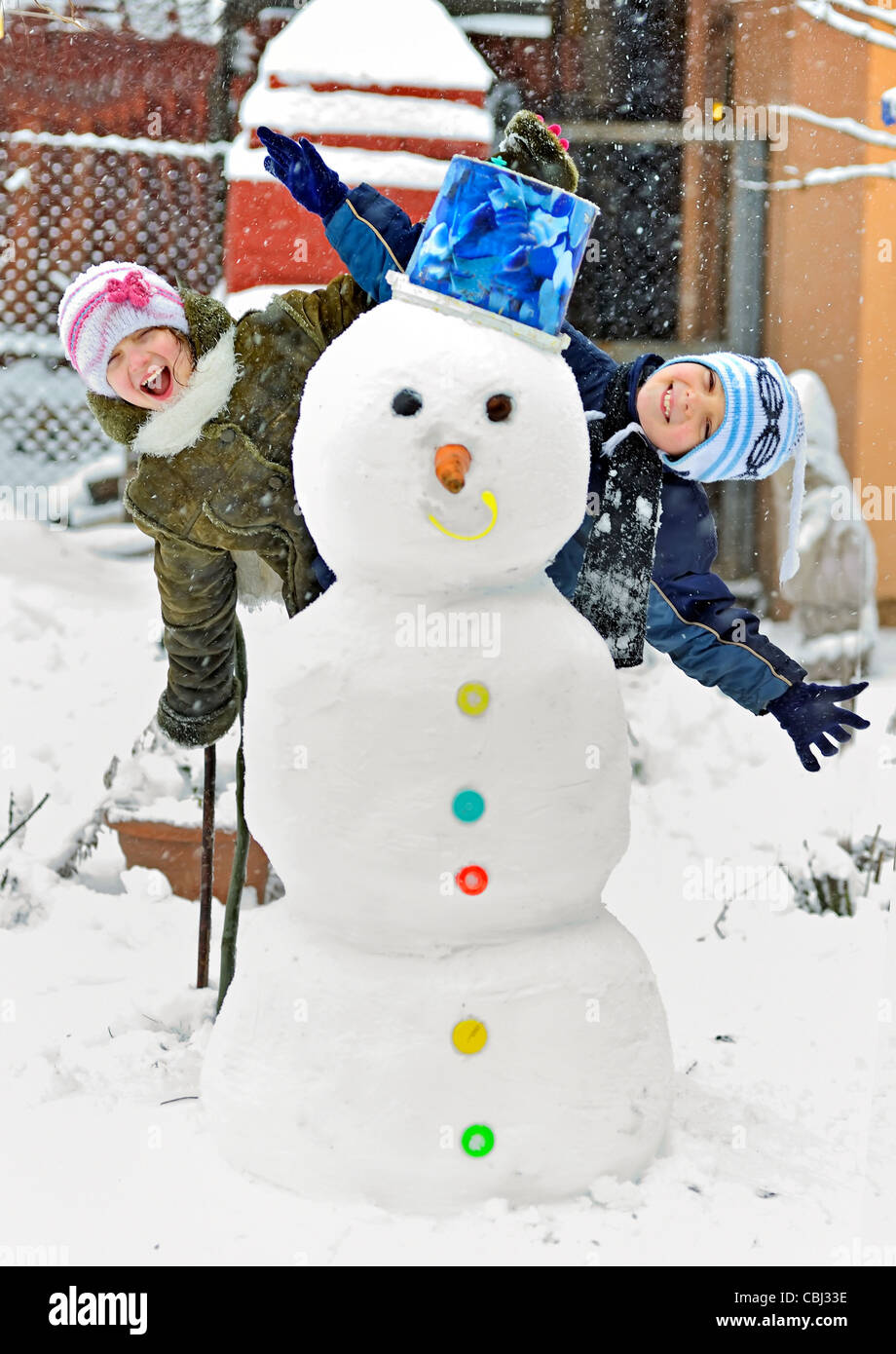 Schneemann und Kinder Stockfoto
