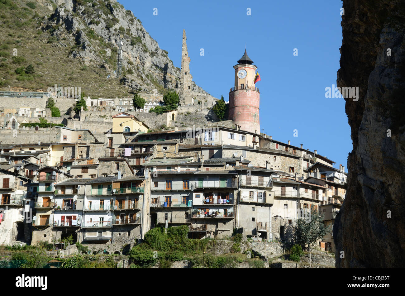 Blick auf die Altstadt und das Dorfhaus oder das historische Architektur von Tende im Roya-Tal Alpes-Maritimes Frankreich Stockfoto