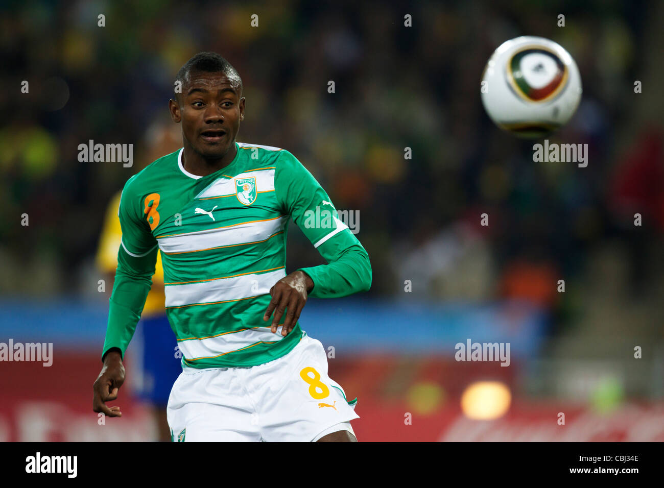 Salomon Kalou aus Côte d’Ivoire beobachtet den Ball während eines Spiels der Gruppe G gegen Brasilien im Soccer City Stadium am 20. Juni 2010 in Johannesburg, Südafrika. Nur redaktionelle Verwendung. Kommerzielle Nutzung verboten. Keine Nutzung von Push-to-Mobilgeräten. (Foto: Jonathan Paul Larsen / Diadem Images) Stockfoto