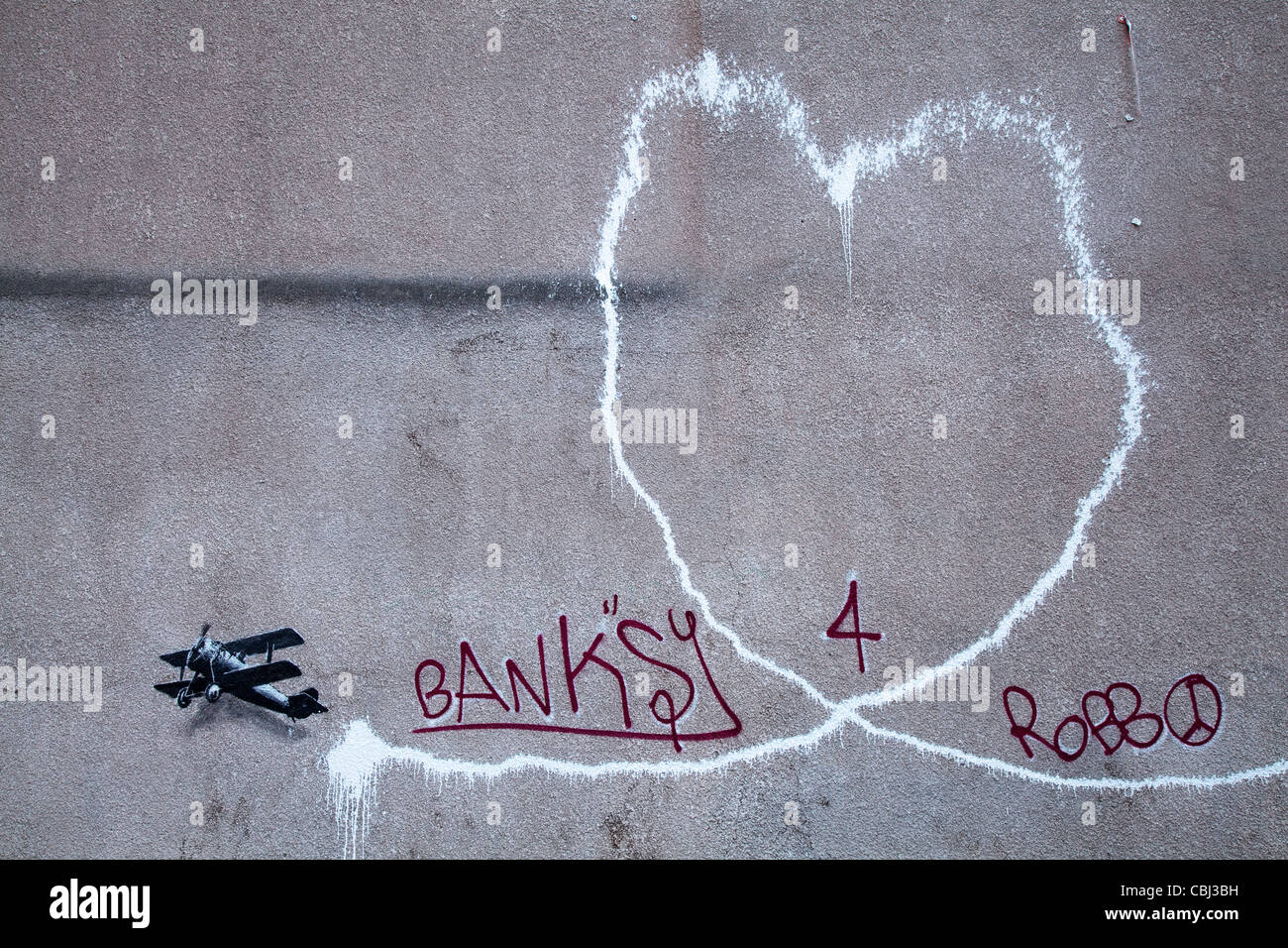 'Ebene' Neue banksy Artwork, die unkenntlich gemacht Malerei geglaubt, durch die Straße Banksy im Stadtzentrum von Liverpool erschienen ist. Es zeigt einen Doppeldecker lässt eine Spur von Rauch, ist an der Wand der in Sao Paulo Street, Liverpool. Erschienen über Nacht Dec 10 2011. Stockfoto