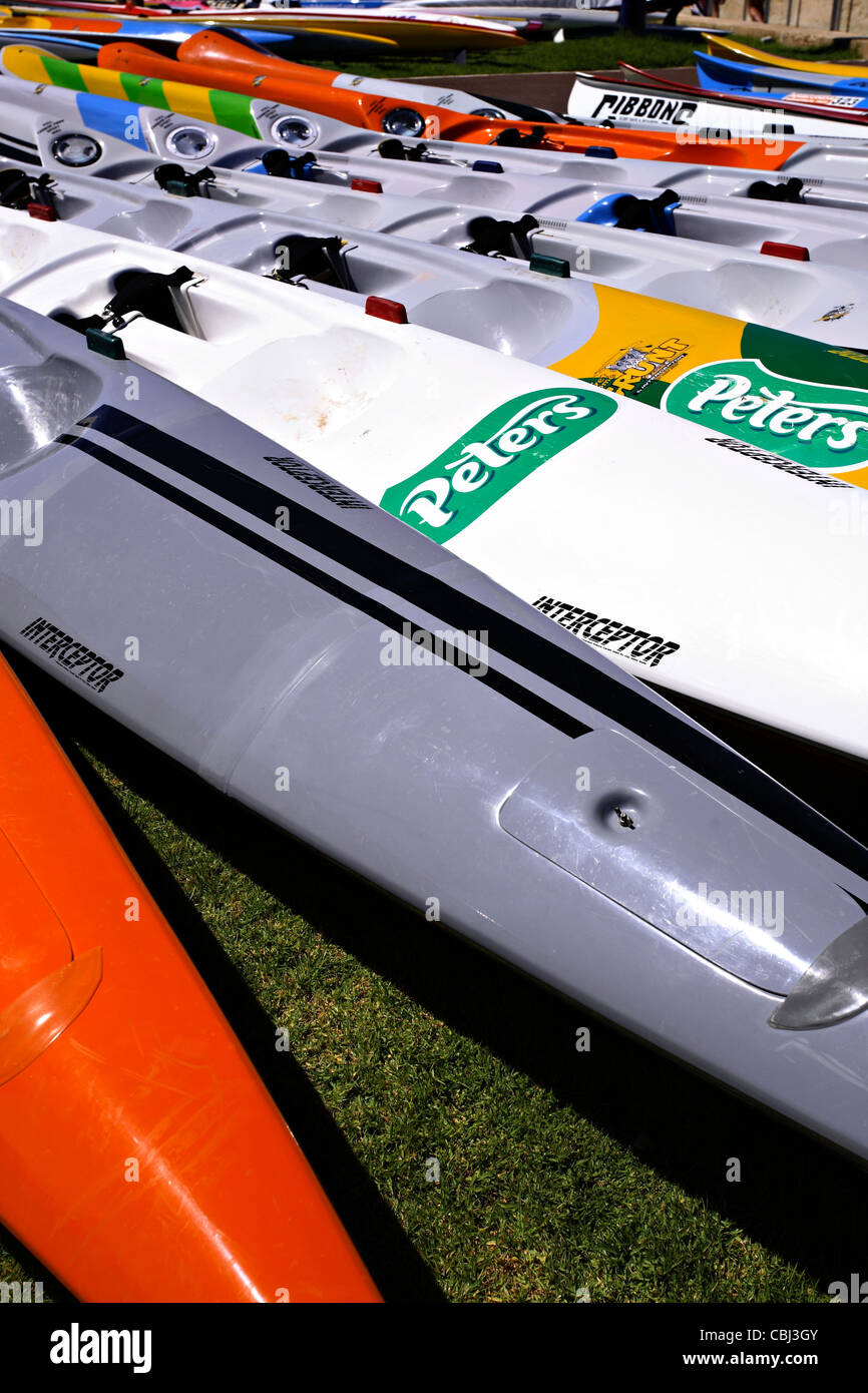 Paddel Boote Surf Skis auf dem grünen Rasen Stockfoto