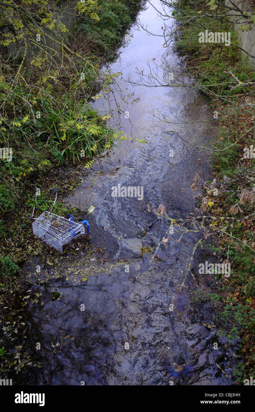 Verschmutzten Fluss mit Ölpest und Einkaufswagen von silbernen Löffel Zuckerfabrik Stockfoto