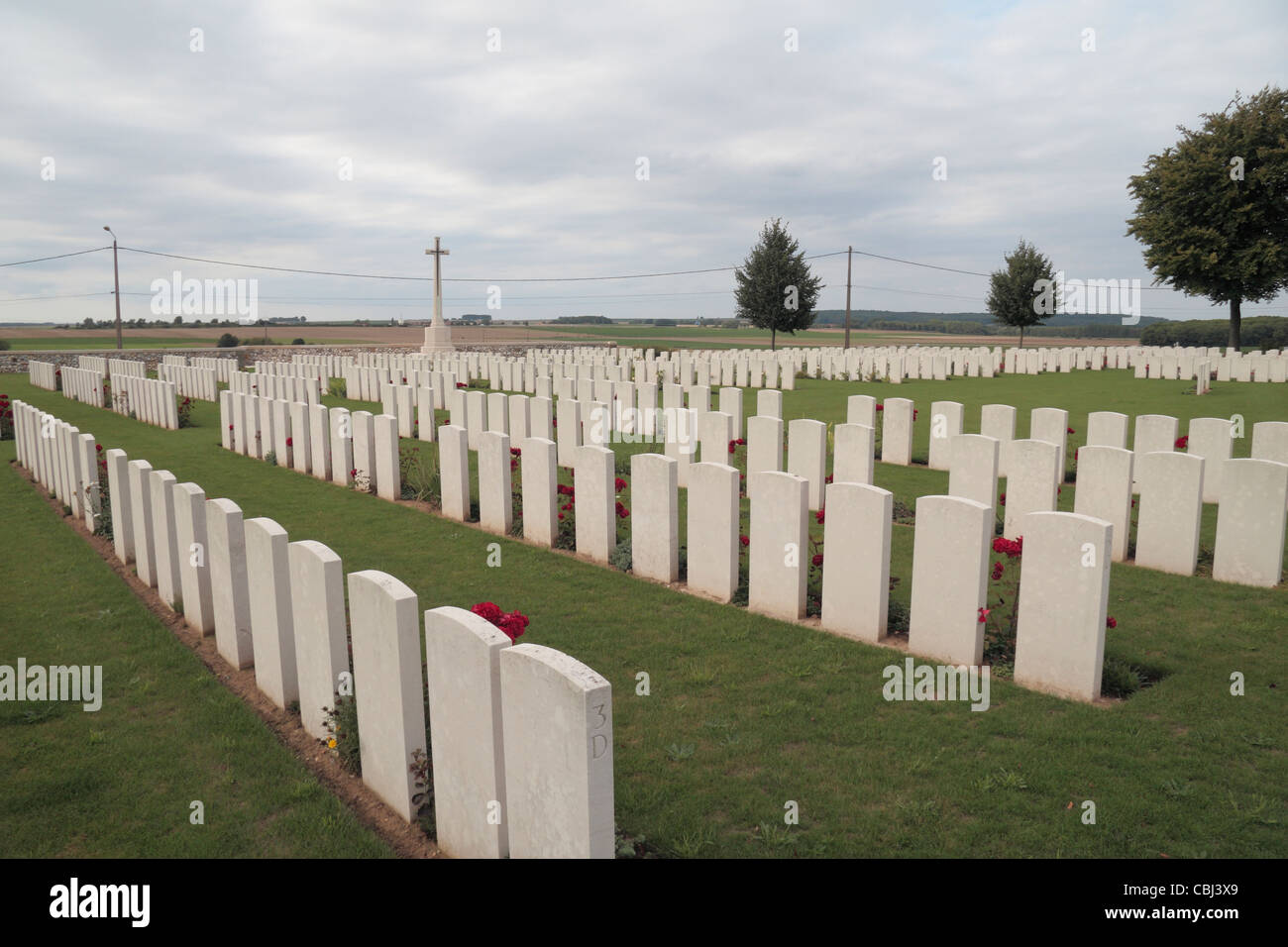 Gesamtansicht der CWGC Flesquieres Hill British Cemetery, Flesquieres, Nord, Frankreich. Stockfoto