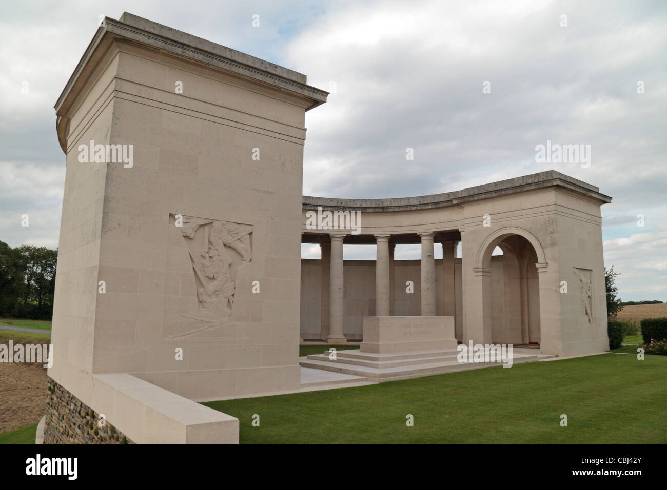 Das beeindruckende Cambrai-Denkmal am Eingang der CWGC Louverval Militärfriedhof, Louverval, Nord, Frankreich. Stockfoto