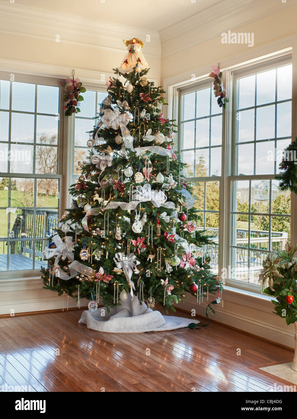 Geschmückter Weihnachtsbaum mit Silber und weiße Bänder und Ornamente in Einfamilienhaus Stockfoto