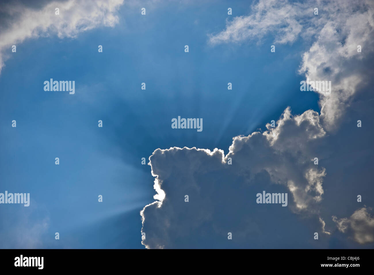 Sun Burst Angel Strahlen durch Wolken Stockfoto