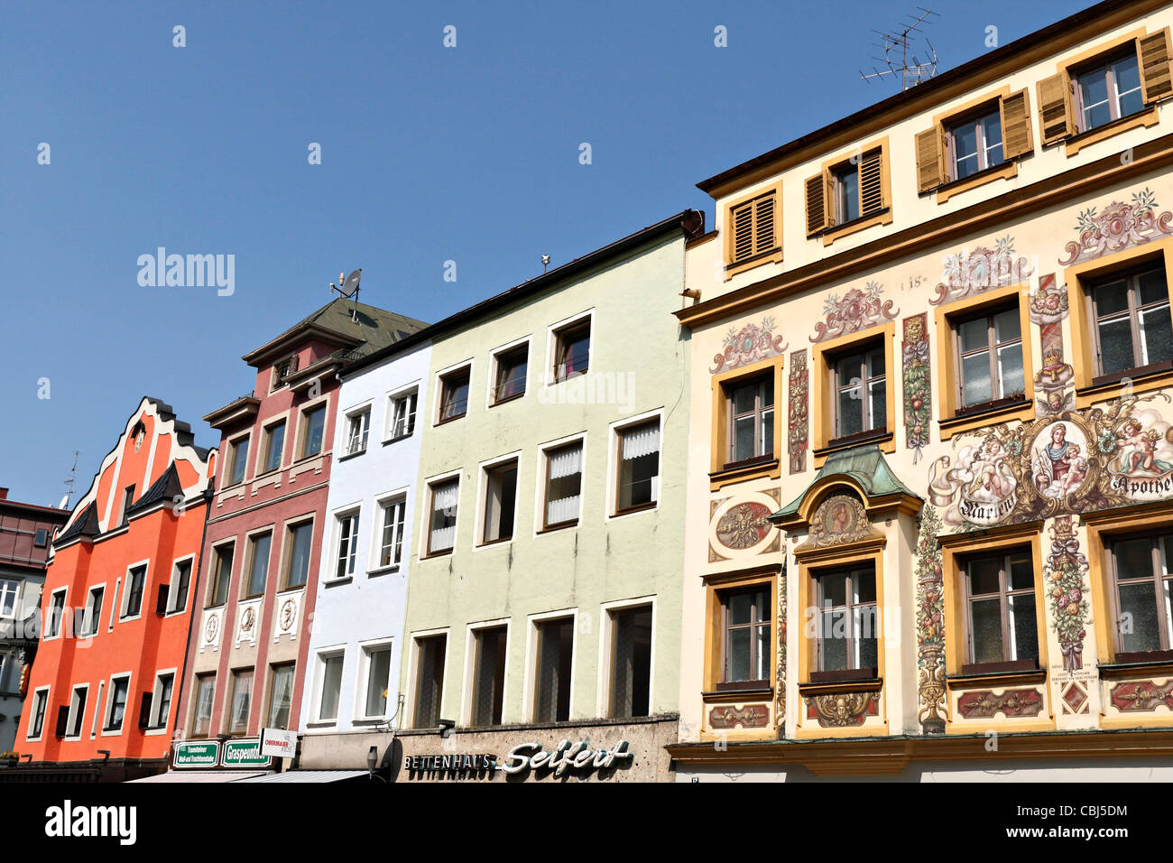 Gemischte Stile der Architektur, Traunstein Chiemgau Upper Bavaria Germany Stockfoto