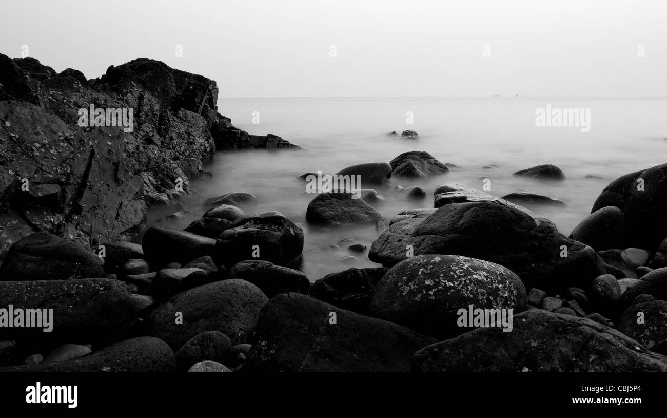 Strand Meer Nebel, schwarz und weiß, Meer, Nebel, Strand, Sonnenaufgang, Stone Island, South China Sea, Qingdao, ZhuChadao, geformten Stein, Stockfoto