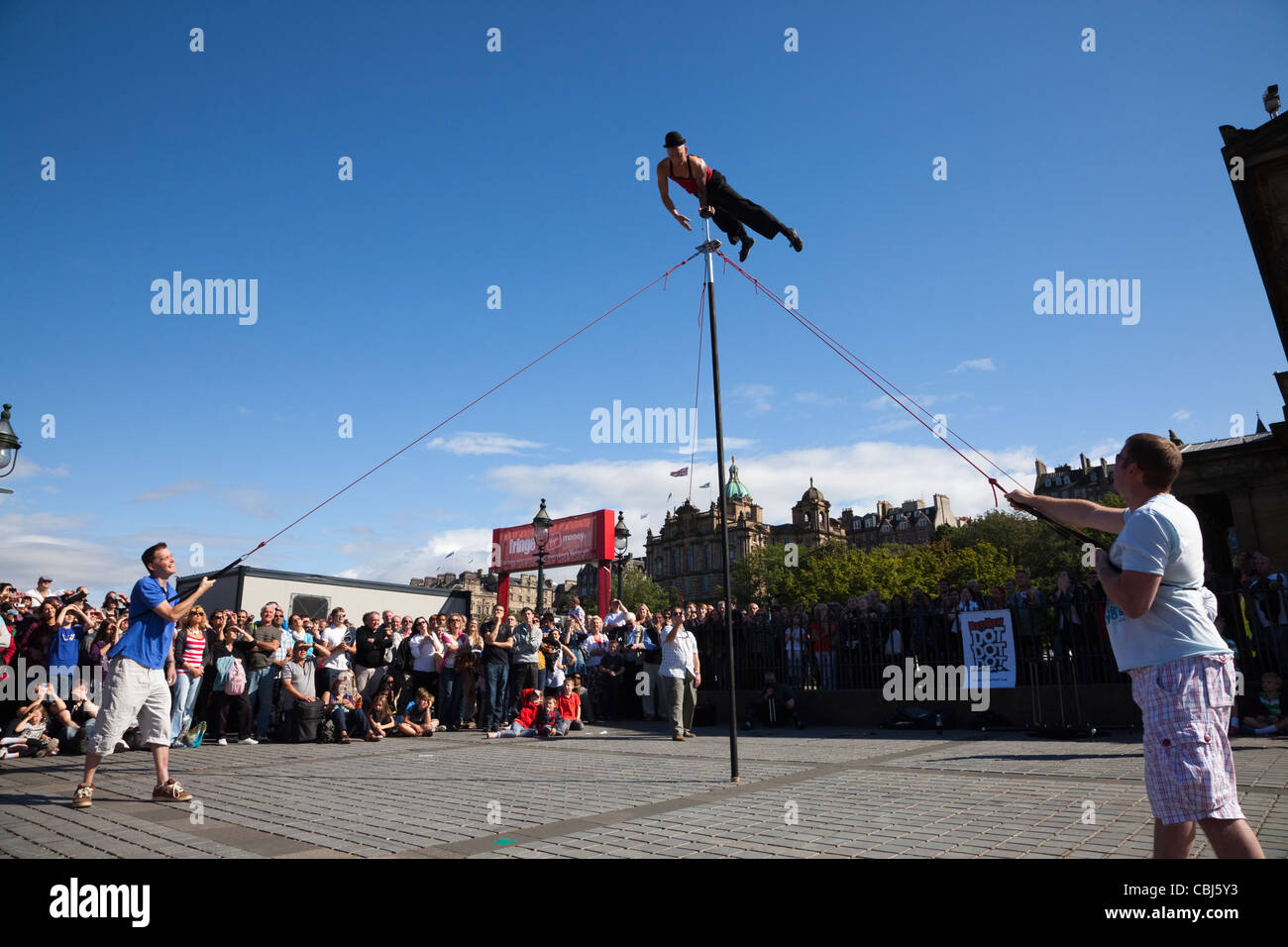 Acrobat in das Edinburgh Fringe Festival, The Mound, Edinburgh, Schottland, UK, Großbritannien Stockfoto