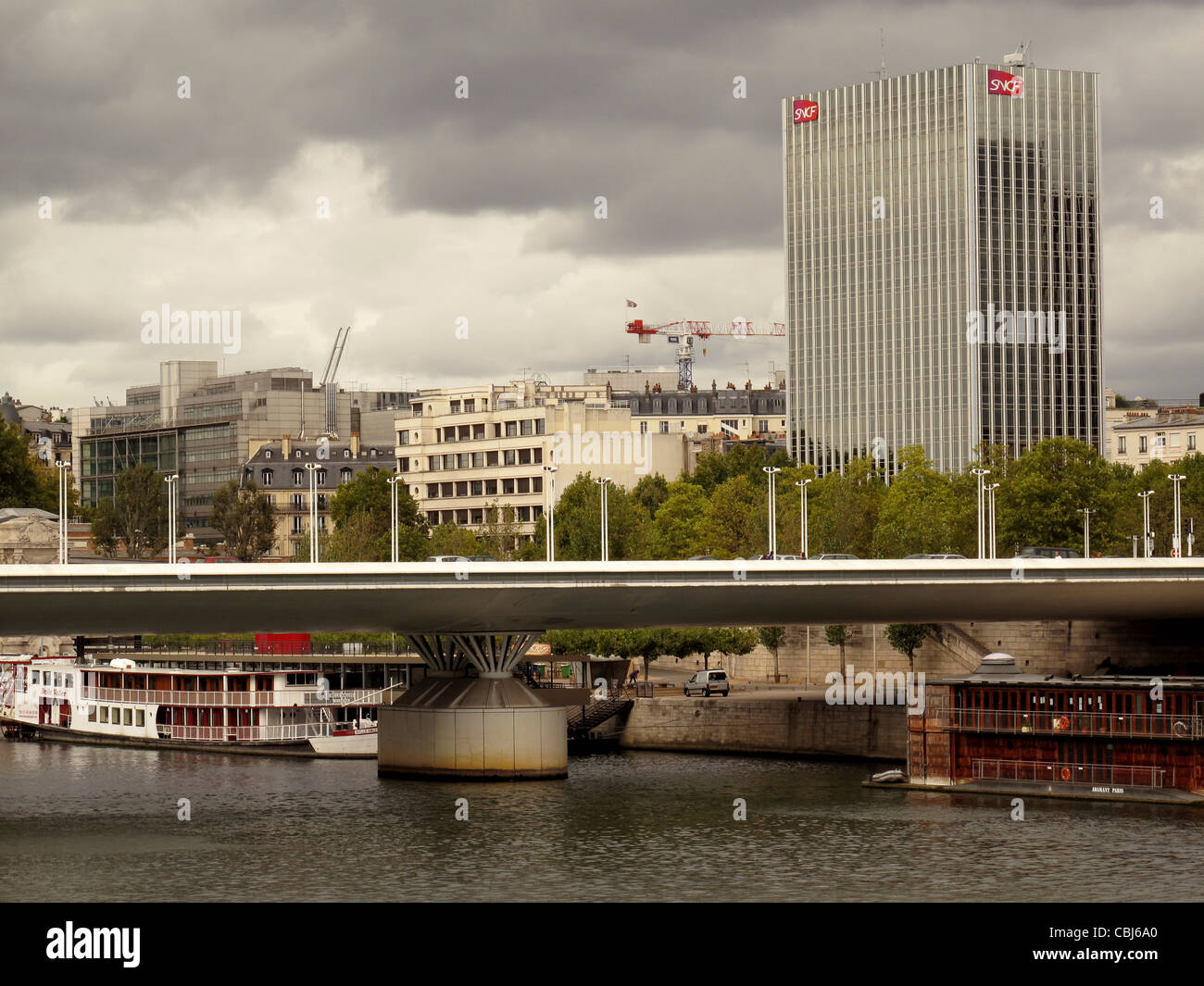 Charles De Gaulle-Brücke, Seineufer, Quai De La Rapee, Paris, Frankreich, SNCF Gebäude Stockfoto