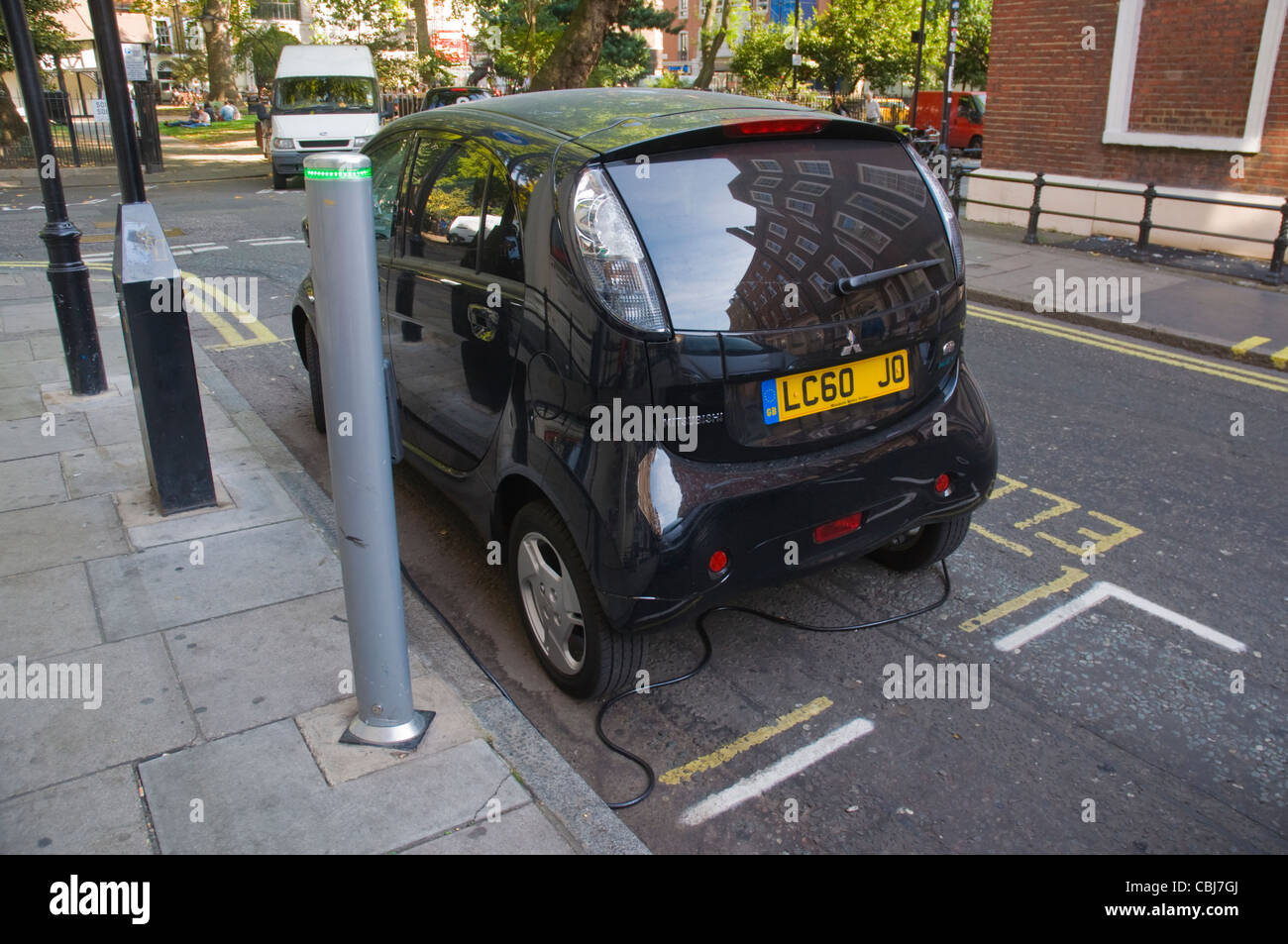 Elektro-Hybrid-Auto aufgeladen London England UK Europe Stockfoto