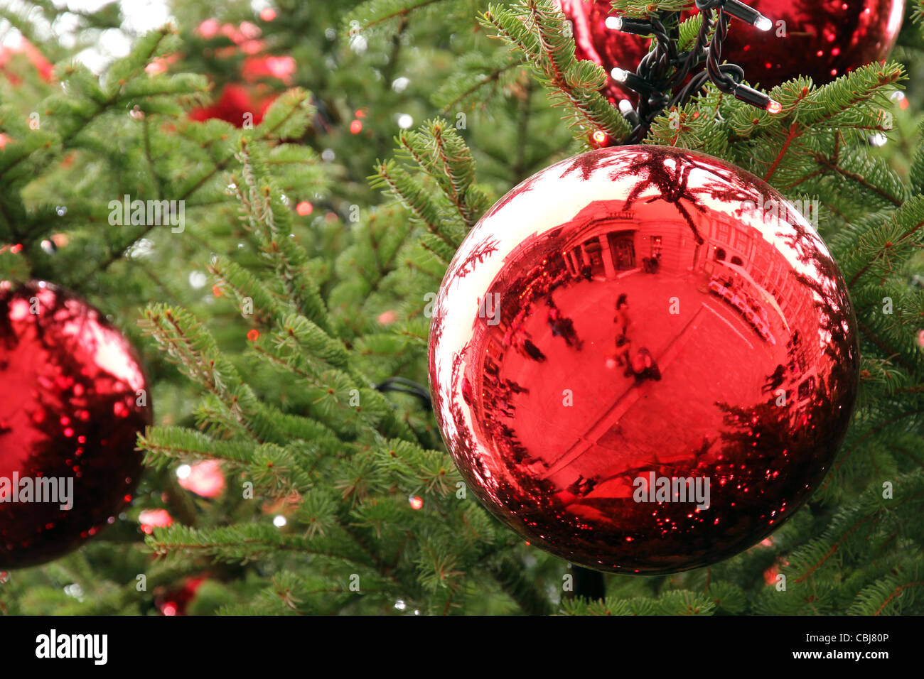 Christmas Tree Bauble reflektieren Covent Garden Market in London Stockfoto