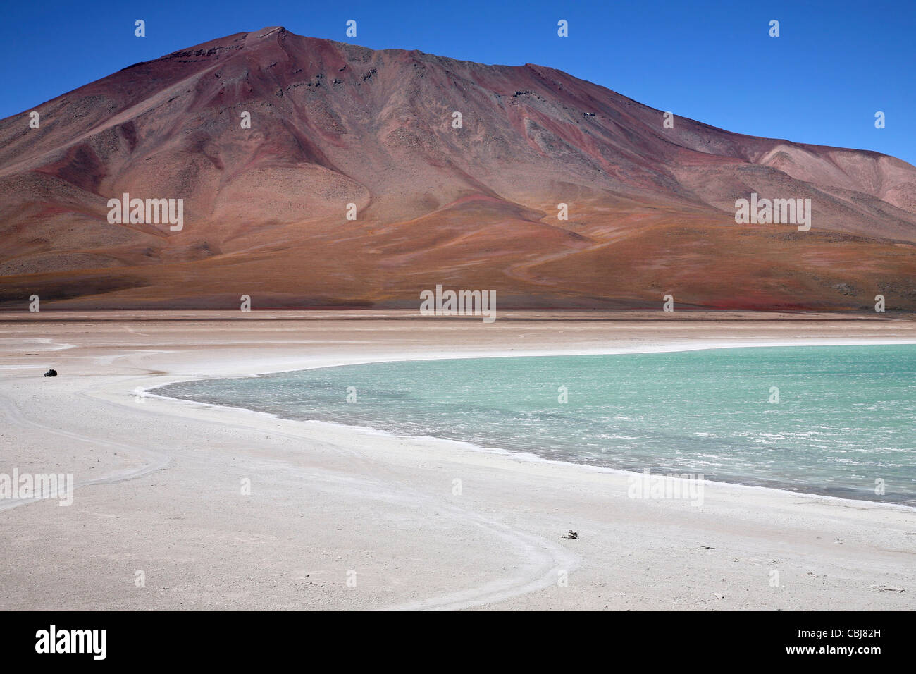 Allrad-Fahrzeug befahren Feldweg entlang der Laguna Verde / grüne Lagune auf dem Altiplano in Bolivien Stockfoto