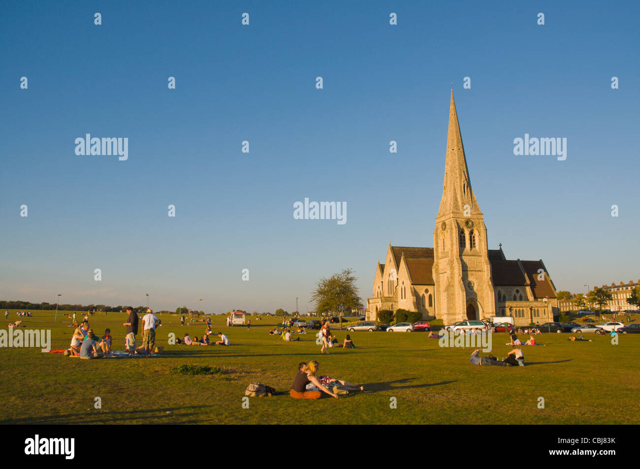 Menschen auf Blackheath Common mit All Saints Church im Hintergrund Blackheath London England UK Südeuropa Stockfoto