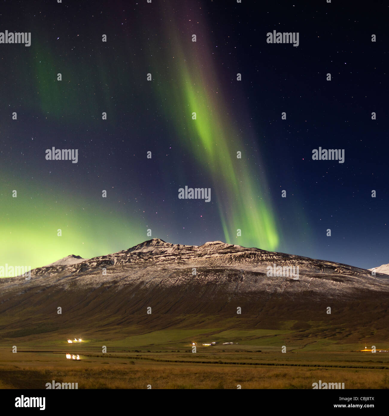 Aurora Borealis und Berge, Eyjafjordur, Island Stockfoto