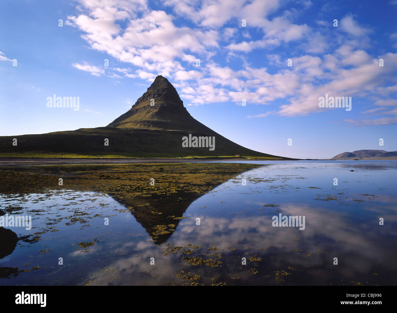 Mt. Kirkjufell spiegelt sich in Grundarfjordur in Island Stockfoto
