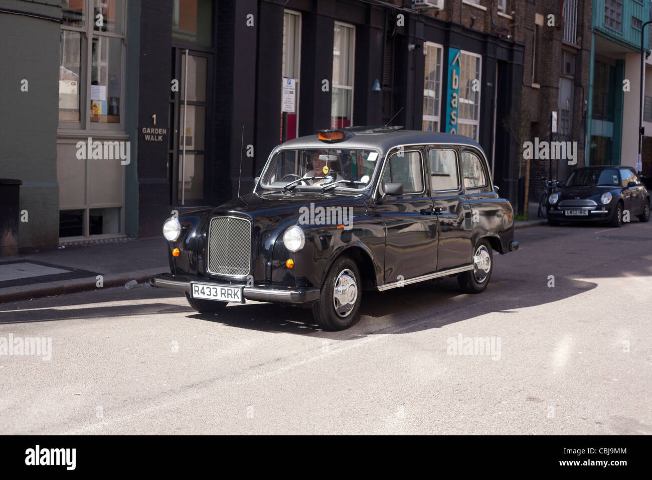 Ein London Black Cab wartet auf einen Tarif in East London Stockfoto