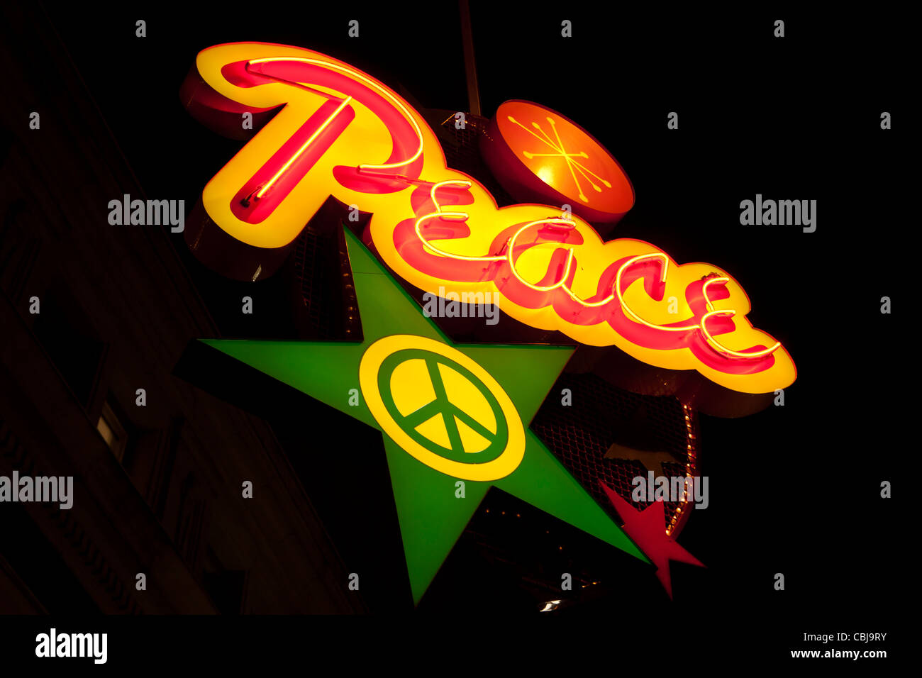Neon-Peace-Zeichen leuchtet während Weihnachten Saison-Victoria, British Columbia, Kanada. Stockfoto