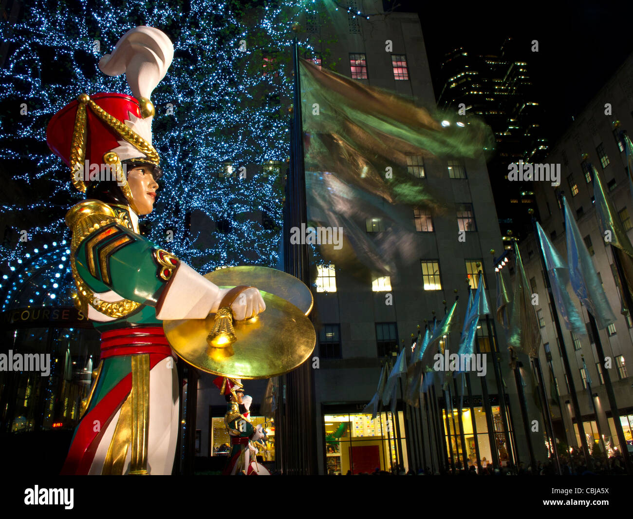 Giant Weihnachten figuren am Rockefeller Plaza zur Weihnachtszeit bei Nacht, New York City, New York, USA, Stockfoto