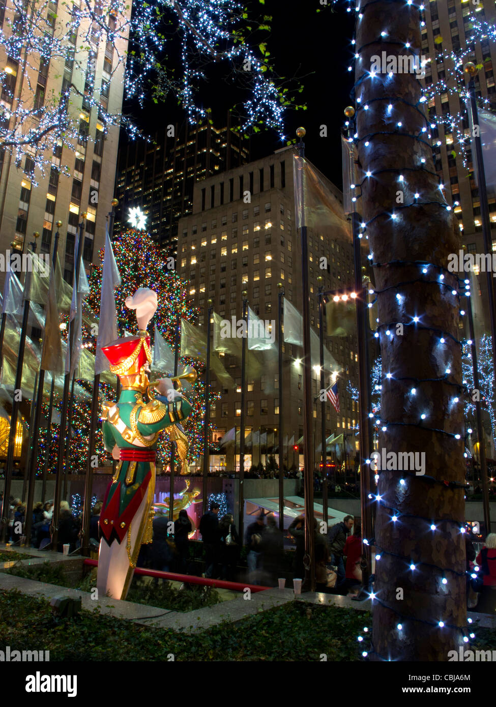 Giant Weihnachten figuren am Rockefeller Plaza zur Weihnachtszeit bei Nacht, New York City, New York, USA, Stockfoto
