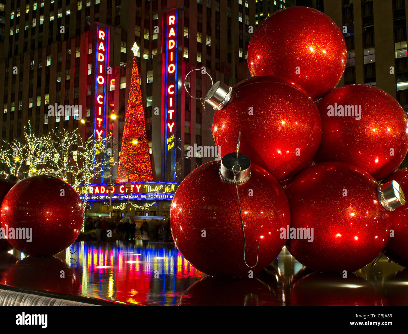 Nachtaufnahme der Radio City Music Hall an Weihnachten Zeit, Downtown Manhattan, New York City, New York, USA, Anthony Arendt Stockfoto