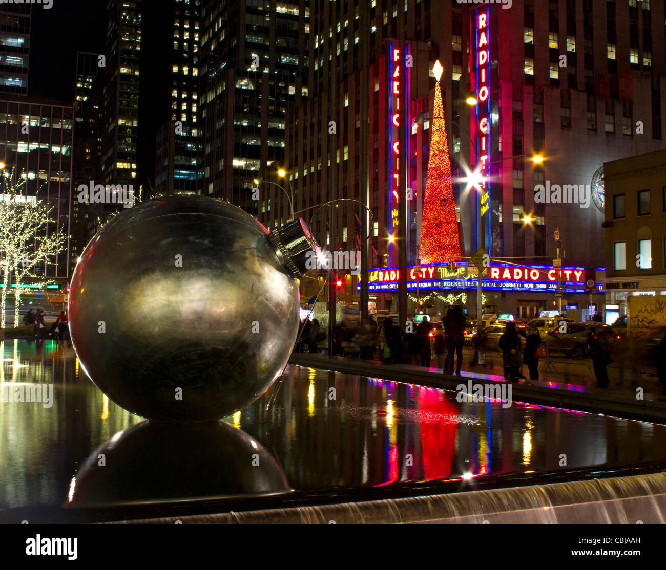 Nachtaufnahme der Radio City Music Hall an Weihnachten Zeit, Downtown Manhattan, New York City, New York, USA, Anthony Arendt Stockfoto
