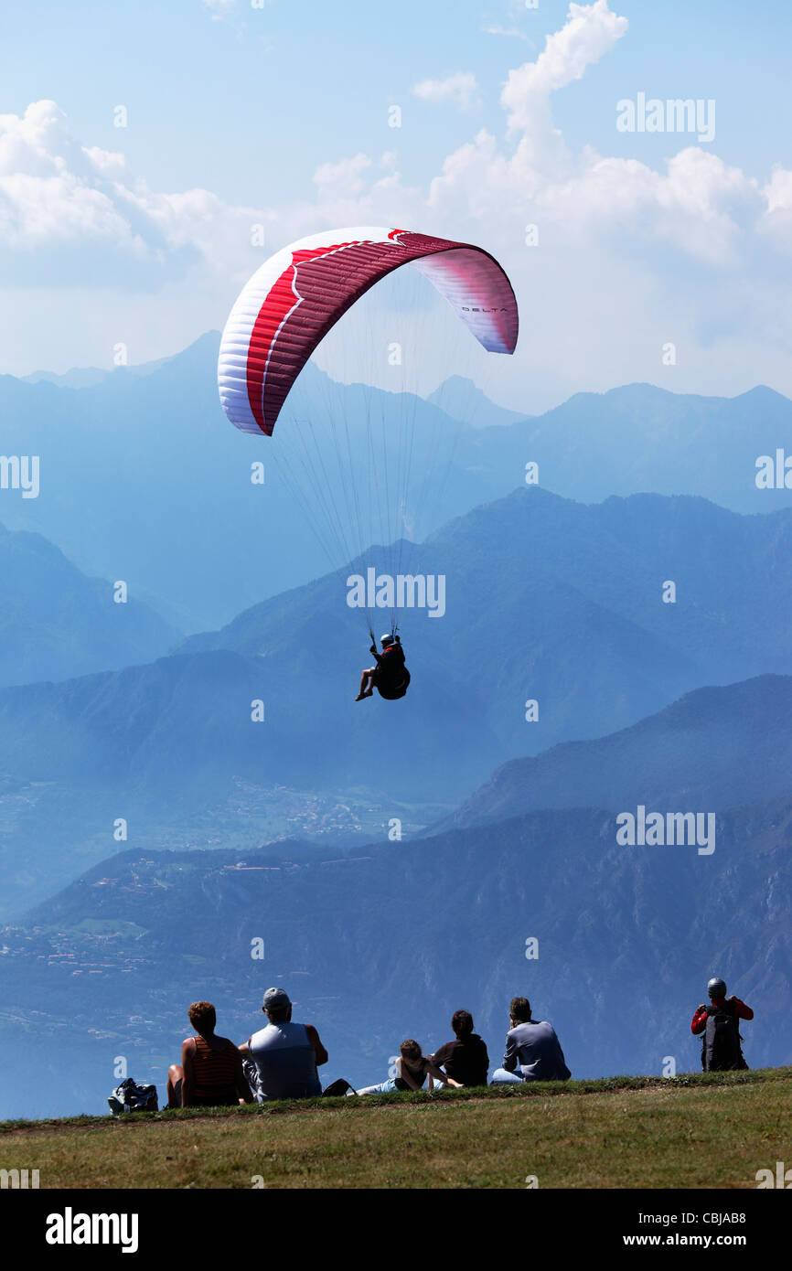 Gleitschirm, Monte Baldo, Malcesine, Gardasee, Veneto, Italien Stockfoto