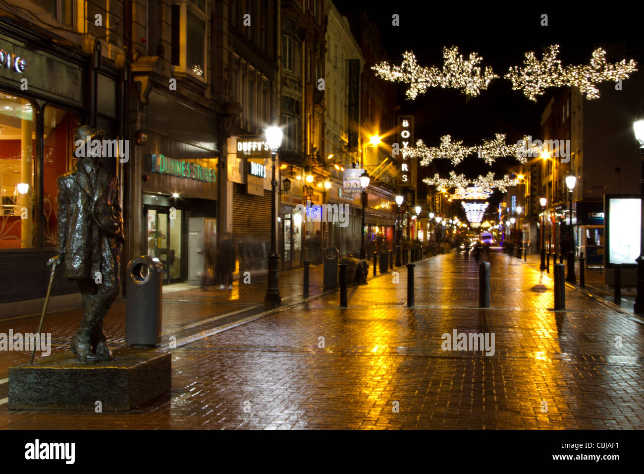 Weihnachtsdekoration hängt über Henry Street in Dublin, Irland, Baile aha Tuch, gälischen Schilder, Shopper auf der Henry Street Stockfoto