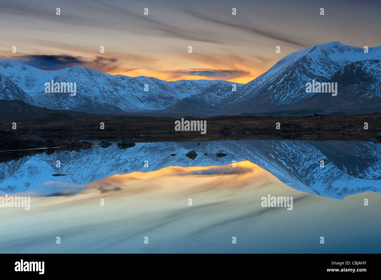 Lochain Na h'Achlaise und Black Mount reflektiert Rannoch Moor Stockfoto