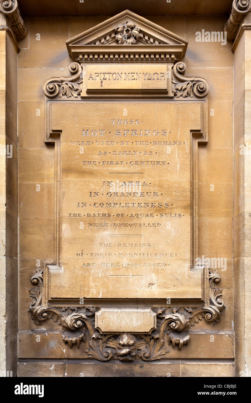 Die römischen Bäder, die Abteikirche von Bath, Bath Spa, England. Stockfoto