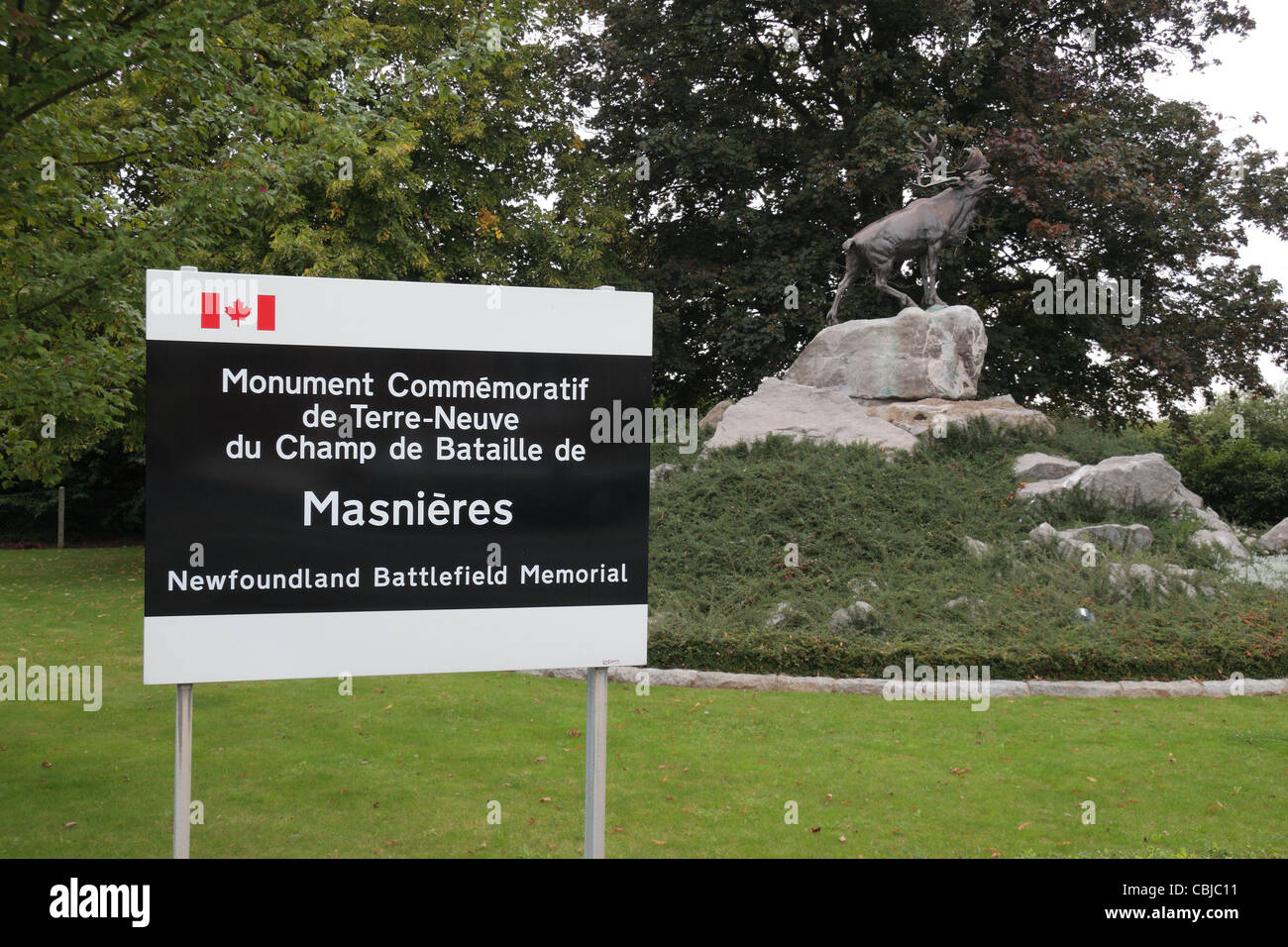 Melden Sie sich bei Masnières kanadischen Neufundland Schlachtfeld Denkmal mit einer Statue von Caribou hinter, in Masnières, Marcoing. Nord, Frankreich. Stockfoto