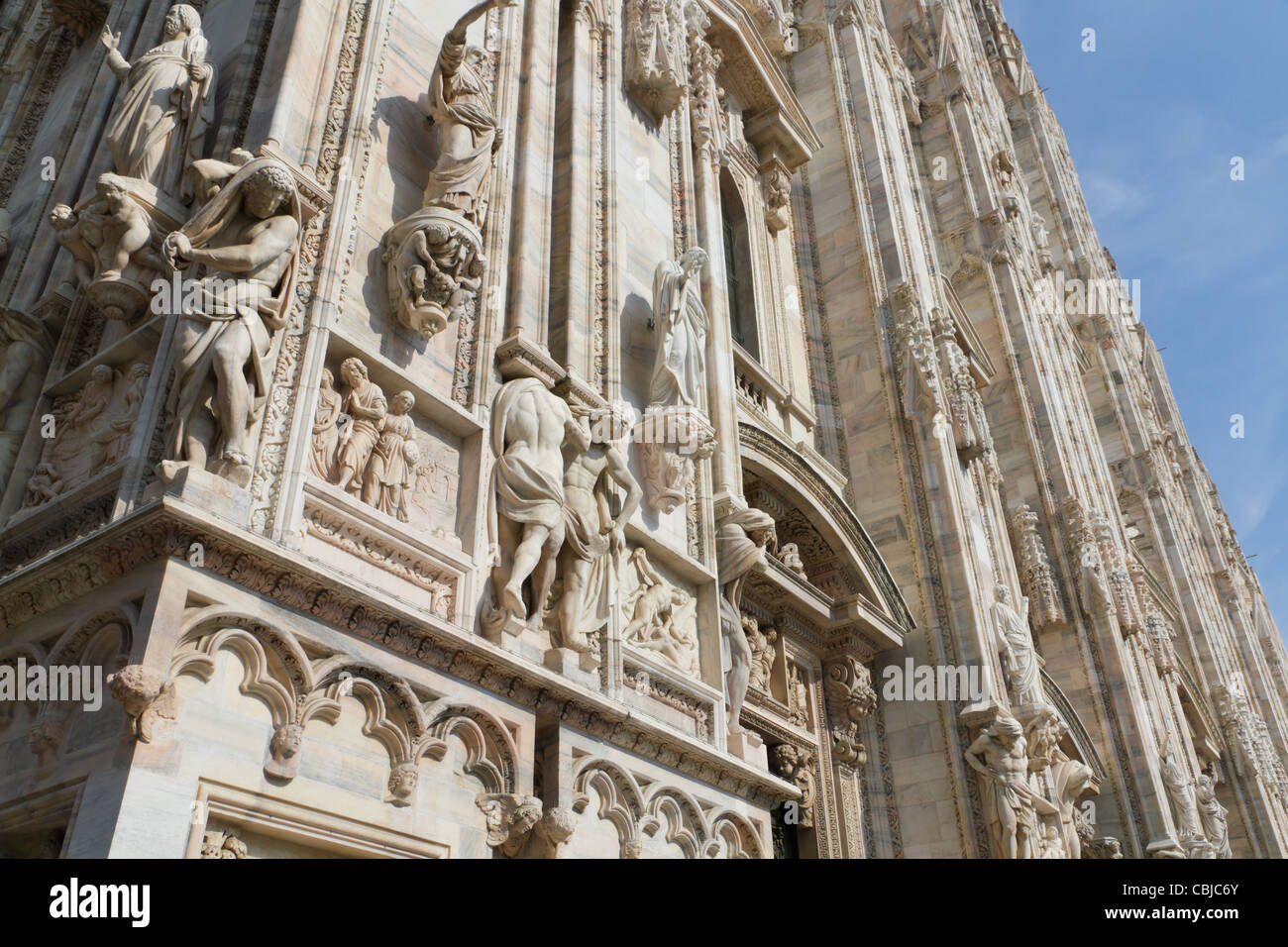 geformten Details aus weißem Marmor und Statuen schmücken die Fassade der Kathedrale Duomo, Mailand, Italien Stockfoto