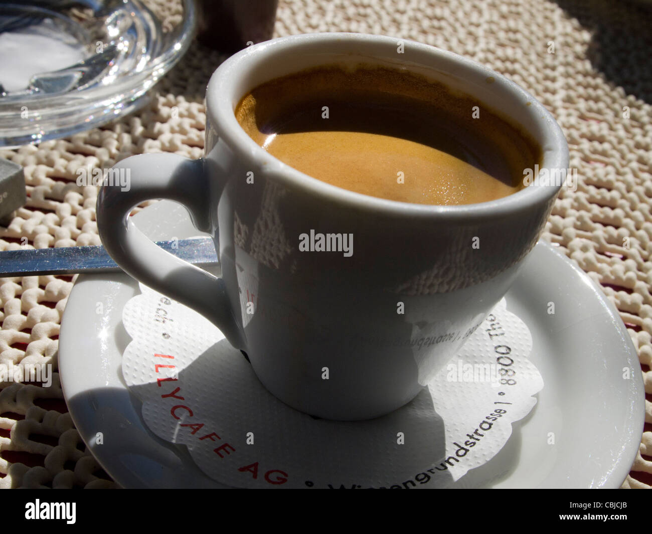 Schuss Espresso in einem Straßencafé, Chamonix, Frankreich Stockfoto