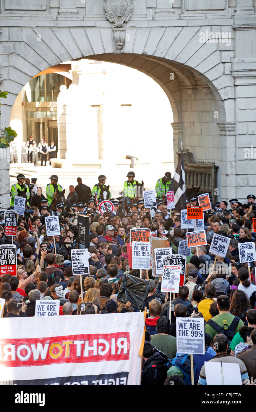 Besetzen der London Stock Exchange-Demonstration gegen Kürzungen und die Banker von besetzen London als ein friedlicher Protest organisiert. Stockfoto