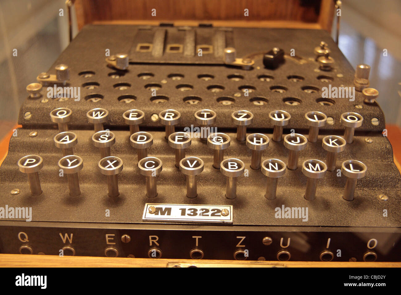 Niedrige Blick auf die Tastatur einer aufgenommenen Enigma-Maschine auf dem Display in Bletchley Park, Bletchley. Buckinghamshire, Großbritannien. Stockfoto