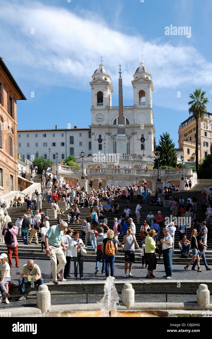 Spanische Treppe an der Piazza di Spagna in Rom mit der Kirche Trinita dei Monti. Stockfoto