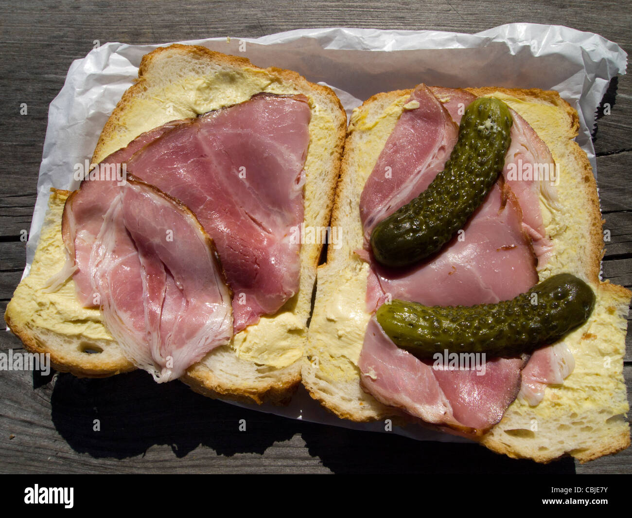 Schweizer Schinken und Gurke Sandwich Stockfoto