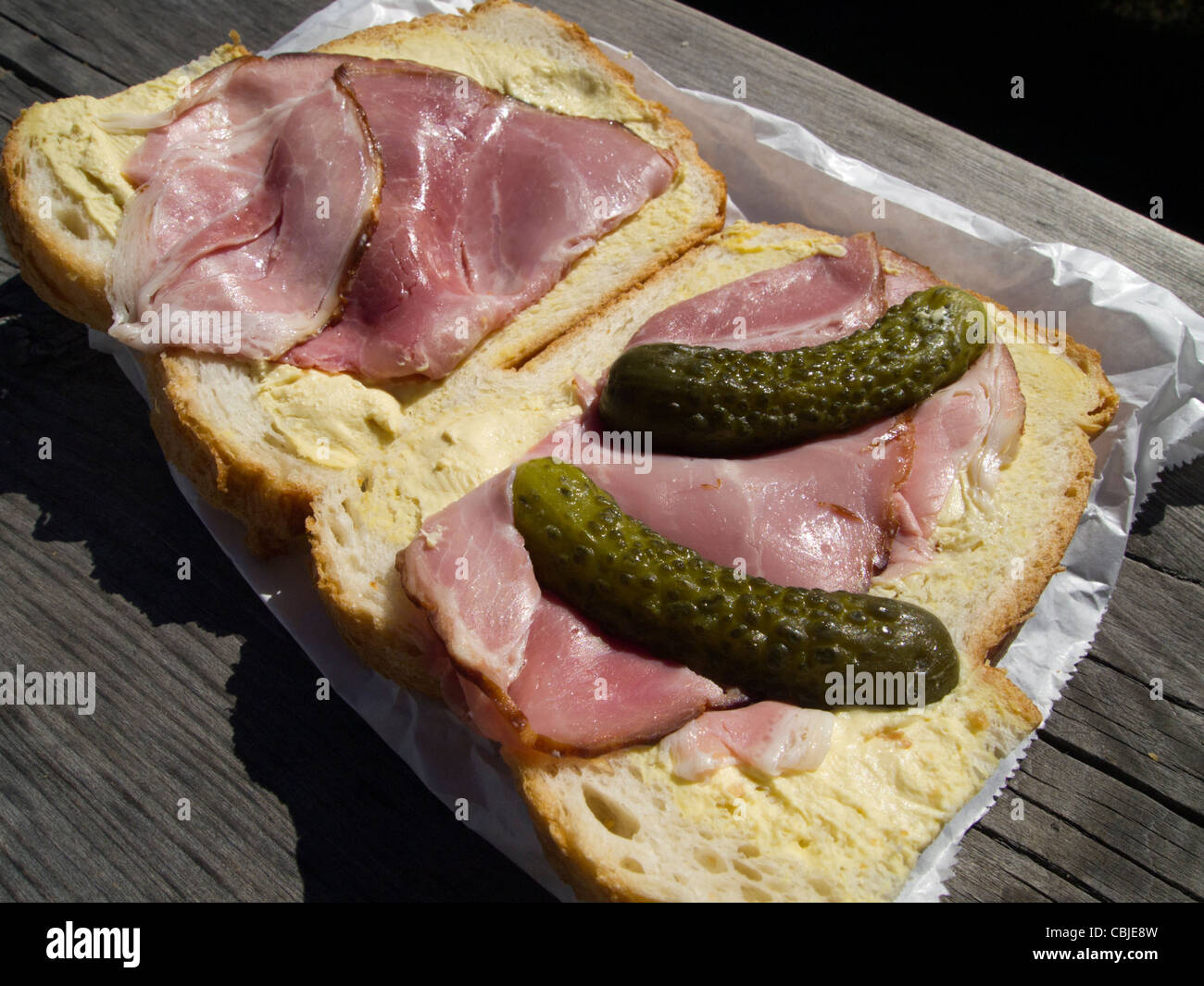 Schweizer Schinken und Gurke Sandwich Stockfoto