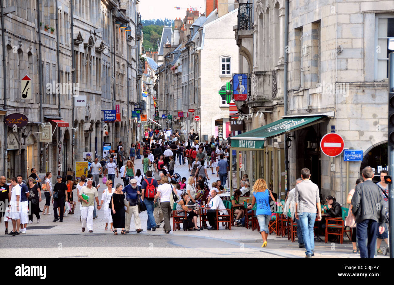 Menschen in der Grande Rue, Altstadt von Besancon, Jura, Franche Comte, Ost-Frankreich, Europa Stockfoto