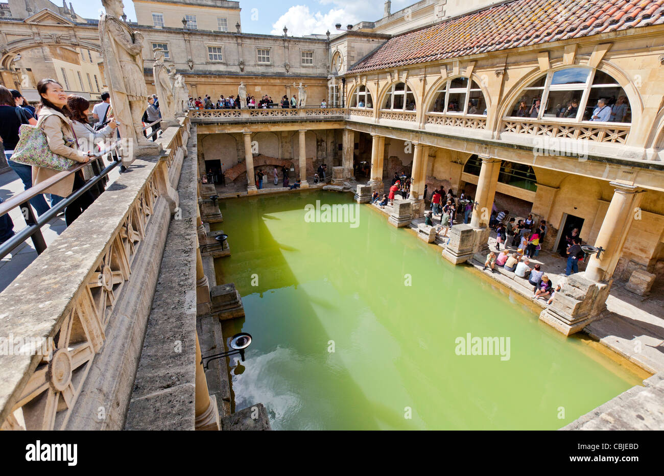 Besucher und Touristen an der Bath Abbey und Roman Baths Bath Spa, England. Stockfoto