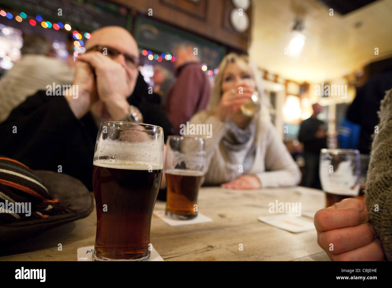 Die Menschen reden und trinken Bier in einem Pub Innenraum, Aldeburgh Suffolk UK Stockfoto