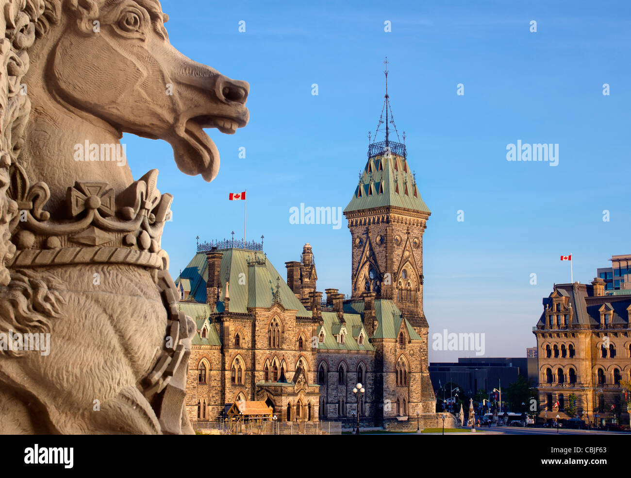 Ein Blick auf die kanadischen Parlament Ost und Langevin Blöcke aus der Centre Block Einhorn Skulptur zu sehen. Stockfoto