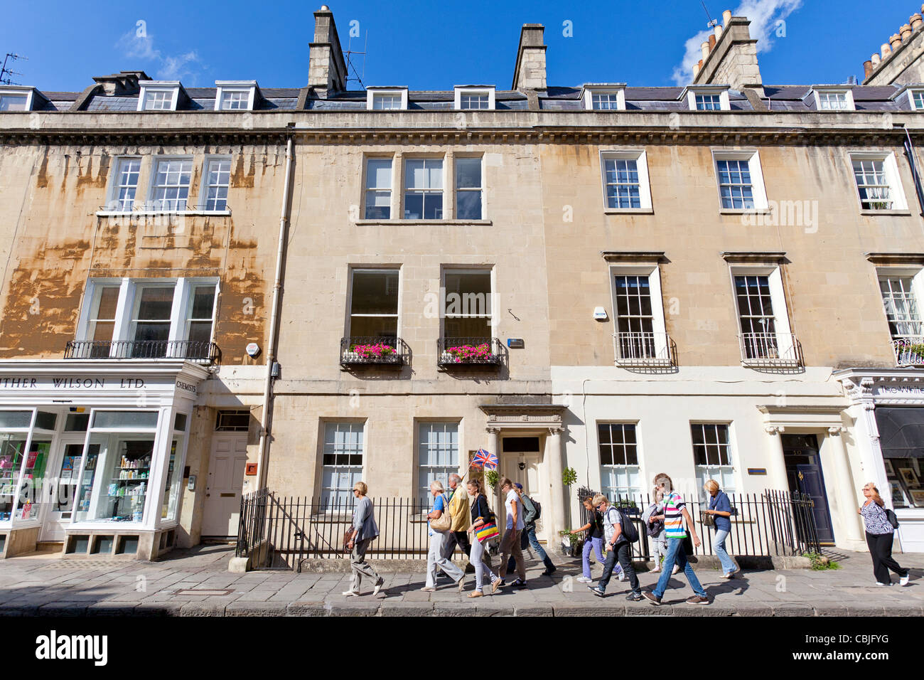 Tourguide führt Touristen auf einer geführten Tour in Bath Spa, England. Stockfoto