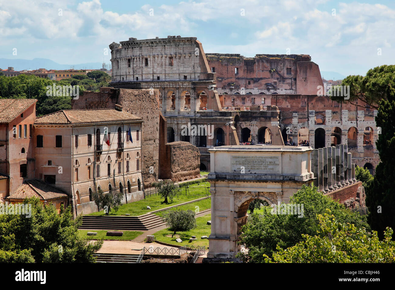 Blick auf das Kolosseum in Rom aus dem Palatin im Forum Stockfoto