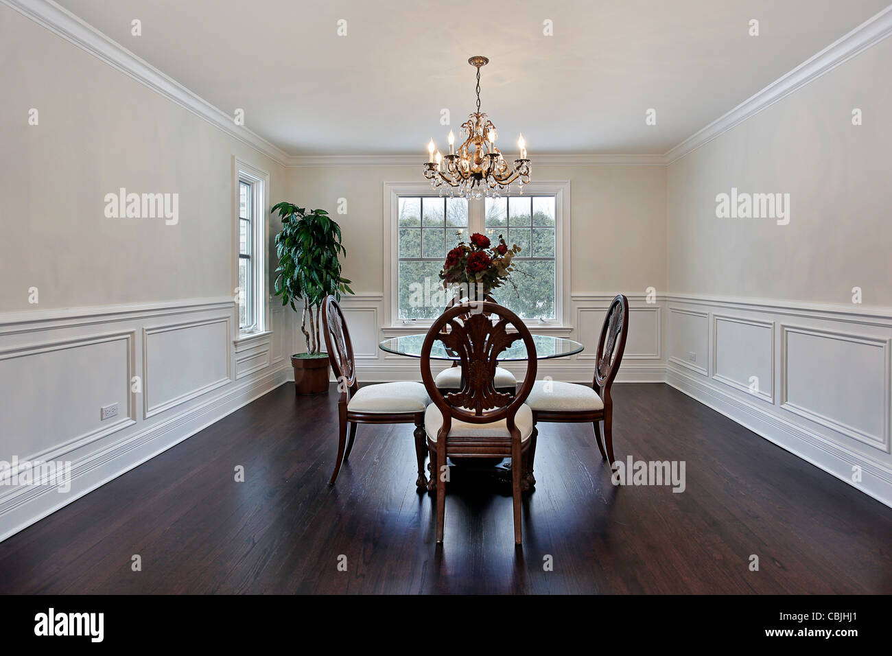 Esszimmer im Luxus-Haus mit dunklen Holzfußböden Stockfoto