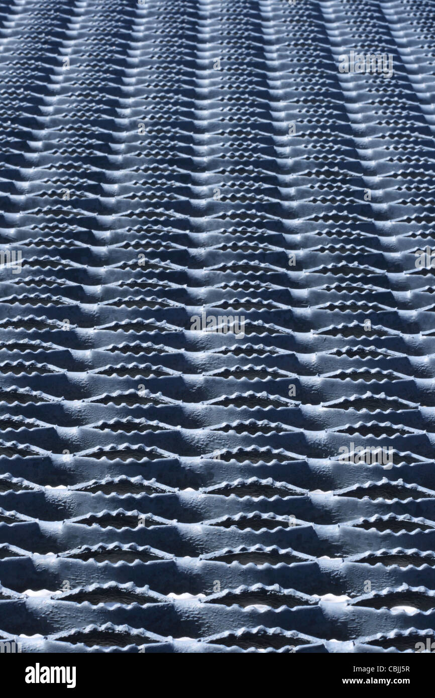 abgewinkelte Bild der Anti Rutsch strukturiert Wellpappe Metall Lauffläche lackiert grau Stockfoto